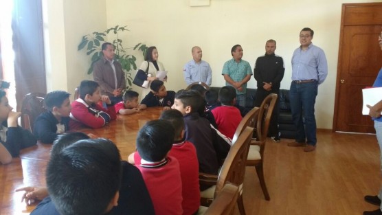Equipo de futbol, de la escuela primaria Benito Juárez, que ha ganado para competir en los juegos estatales, recibieron el apoyo del ayuntamiento de Coatepec que encabeza Enrique Fernández Peredo. 