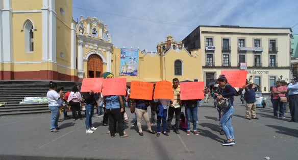 Integrantes de la agrupación TenMeMil de la ciudad de Coatepec se manifestaron en la plaza Lerdo. 