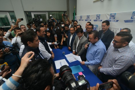 El diputado plurinominal por el PAN, Sergio Hernández, se registró como aspirante a candidato por el Distrito XI, Xalapa. Esta vez sí hará campaña, por lo que está siguiendo el modelo proselitista priista, con sus casas de gestión y registro con batucada. 