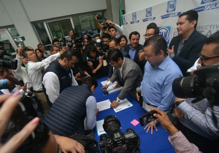 El diputado plurinominal por el PAN, Sergio Hernández, se registró como aspirante a candidato por el Distrito XI, Xalapa. Esta vez sí hará campaña, por lo que está siguiendo el modelo proselitista priista, con sus casas de gestión y registro con batucada.  