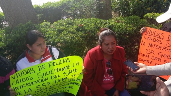 La mañana de este miércoles viudas de elementos de la Secretaría de Seguridad Pública del Estado, se manifestaron en la explanada del parque Juárez, para exigir que el gobierno y la SSP cumplan con lo que les habían prometido.