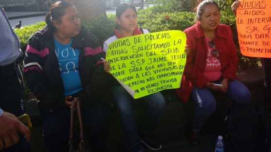 La mañana de este miércoles viudas de elementos de la Secretaría de Seguridad Pública del Estado, se manifestaron en la explanada del parque Juárez, para exigir que el gobierno y la SSP cumplan con lo que les habían prometido. 