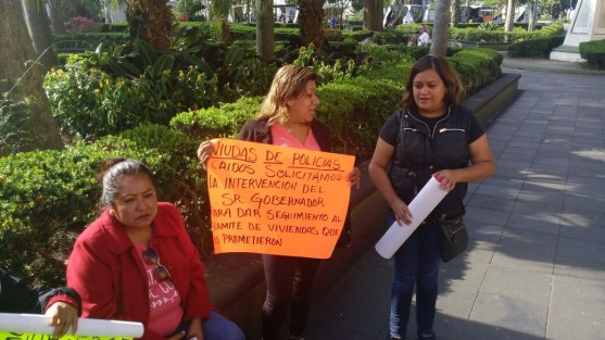La mañana de este miércoles viudas de elementos de la Secretaría de Seguridad Pública del Estado, se manifestaron en la explanada del parque Juárez, para exigir que el gobierno y la SSP cumplan con lo que les habían prometido. 