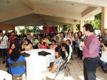 El precandidato a la gubernatura por el PRI, José Francisco Yunes Zorrilla, estuvo en el municipio de Papantla y la región, donde destacó que no todos los priistas son iguales a Javier Duarte, además es un tema repetitivo que utilizan otros partidos para atacar al PRI en las próximas elecciones. 