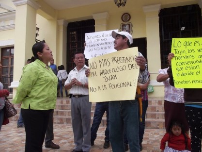 Alrededor de treinta personas se apostaron en la entrada de la presidencia, quienes con pancartas mostraban su rechazo contra el INAH, por frenar esta obra que es considerada como prioritaria.