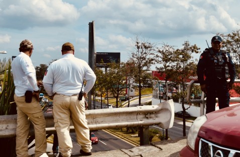 Migración acude al puente ubicado a un costado de la Delegación de Gobernación, donde la concentración de centroamericanos había tomado como punto de recaudación.  