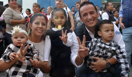 Registro de Sergio Hernández acompañado de familiares, amigos y grupo de trabajo.