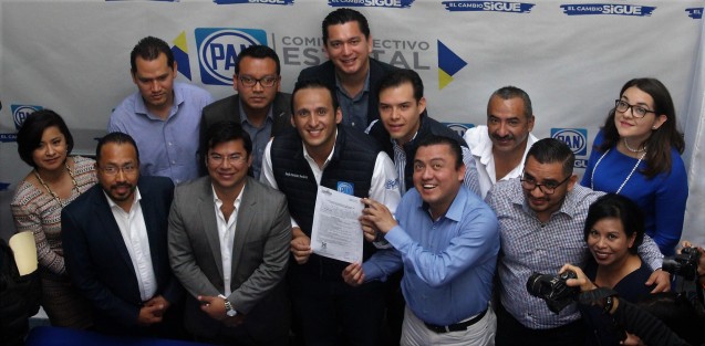 Registro de Sergio Hernández acompañado de familiares, amigos y grupo de trabajo.