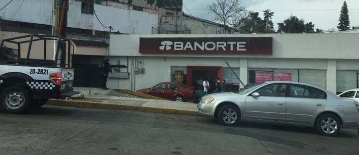 La tarde de este miércoles se registró un violento asalto a mano armada en la sucursal bancaria de BANORTE de Av. 20 de Noviembre de Xalapa, frente al panteón Palo Verde, resulando una persona herida. Los ladrones huyeron.  