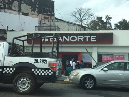 La tarde de este miércoles se registró un violento asalto a mano armada en la sucursal bancaria de BANORTE de Av. 20 de Noviembre de Xalapa, frente al panteón Palo Verde, resulando una persona herida. Los ladrones huyeron.  