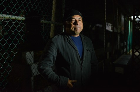 Ramón González Meza, hermano el exdirector de la Fuerza Civil, Roberto N., se quejó de la forma en que fue detenido, sin orden de aprehensión, por vestidos de civiles, golpeado y sin explicaciones. 