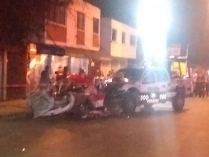 El ex regidor de Nogales, Ver., Fausto Ramírez Velázquez, fallecióla noche del miércoles al ser impactado el taxi que conducía, por una patrulla de la SSP que perseguía a presuntos delincuentes. Una mujer  que viajaba como pasajera se encuentra herida de gravedad. 