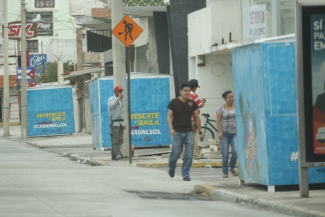 Inició la instalación de expendios de bebidas alcohólicas en la zona donde se desarrollarán los desfiles de comparsas y carros alegóricos del Carnaval de Veracruz 2018. 