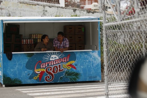 Inició la instalación de expendios de bebidas alcohólicas en la zona donde se desarrollarán los desfiles de comparsas y carros alegóricos del Carnaval de Veracruz 2018. 