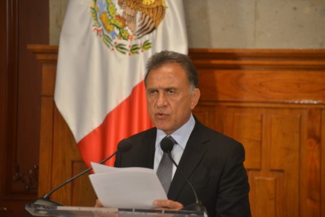 Yunes Linares inició su conferencia defendiendo la  labor del fiscal Jorge Winckler Ortiz,  quien mientras fue una pobre víctima de señalamientos por su inactuación en los casos de personas desaparecidas, trabajaba en el esclarecimiento de la participación de servidores públicos en la desaparición forzada de personas y en la localización de las mismas.
