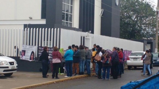 Familiares de víctimas de desapariciones forzadas se instalaron en las afueras de las salas de juicios orales  en Pacho Viejo,  donde exigieron que los ex elementos de la policía estatal detenidos señalados como presuntos responsables de desapariciones forzadas, sean castigados con todo el peso de la ley.
 