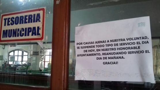 Fue durante las primeras horas del jueves que sujetos desconocidos ingresaron al palacio municipal y rompieron cristales para ingresar a la tesorería para después retirarse sin que fueran detenidos.