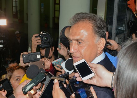 Yunes Linares deslindó a los exfuncionarios con rangos militares detenidos, como parte del Ejército Mexicano, a quien sí le reconoce su labor. Se congratuló de estos hechos que para él son de relevancia nacional e internacional.  