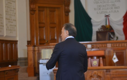 De manera evasiva a la pregunta de si habrá más detenciones de exfuncionarios duartistas, el gobernador expresó escuetamente: <em>muchos, muchos</em>. 