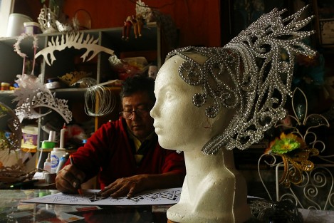El artista Herminio Vera, vecino del barrio de La Huaca, lleva 35 años confeccionando y diseñando coronas y accesorios para la corte real de las diversas ediciones del Carnaval de Veracruz. 