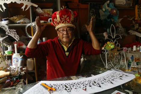 El artista Herminio Vera, vecino del barrio de La Huaca, lleva 35 años confeccionando y diseñando coronas y accesorios para la corte real de las diversas ediciones del Carnaval de Veracruz. 