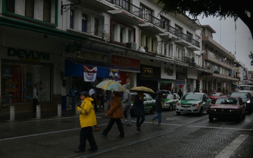 Nieblas, lloviznas, lluvias con valores acumulados estimados en 24 horas de 5 a 20 mm y puntuales de 30 mm, estas últimas especialmente en montañas, donde aún es posible el desarrollo de cencellada o caída de aguanieve en las cimas más altas.