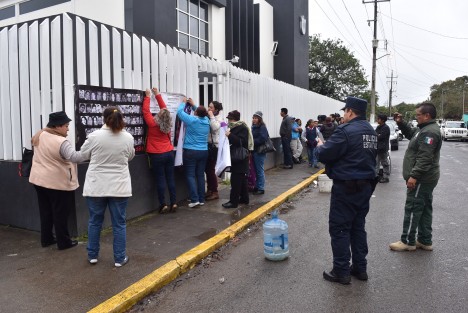 Integrantes del Colectivo por La Paz se volvieron a manifestar afuera de las salas de juicios orales en Pacho Viejo para exigir justicia por sus familiares desaparecidos.