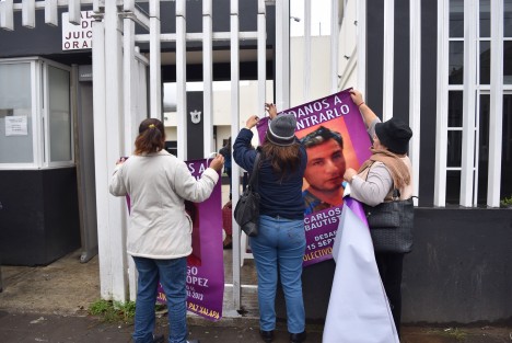 Integrantes del Colectivo por La Paz se volvieron a manifestar afuera de las salas de juicios orales en Pacho Viejo para exigir justicia por sus familiares desaparecidos.