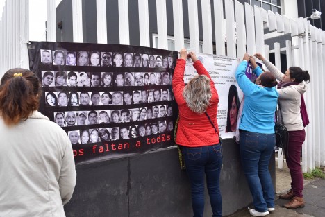 Integrantes del Colectivo por La Paz se volvieron a manifestar afuera de las salas de juicios orales en Pacho Viejo para exigir justicia por sus familiares desaparecidos.