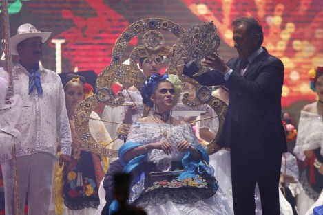 La noche de este viernes fueron coronados los reyes del Carnaval de Veracruz 2018 en la macroplaza del malecón. Funcionarios estatales y municipales impusieron las coronas a su graciosa majestad Carolina I, Ángel Antonio Atristain, Pulmón I, y las princesas y príncipe. 