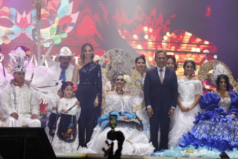 La noche de este viernes fueron coronados los reyes del Carnaval de Veracruz 2018 en la macroplaza del malecón. Funcionarios estatales y municipales impusieron las coronas a su graciosa majestad Carolina I, Ángel Antonio Atristain, Pulmón I, y las princesas y príncipe. 