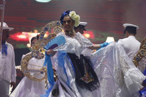La noche de este viernes fueron coronados los reyes del Carnaval de Veracruz 2018 en la macroplaza del malecón. Funcionarios estatales y municipales impusieron las coronas a su graciosa majestad Carolina I, Ángel Antonio Atristain, Pulmón I, y las princesas y príncipe. 