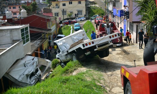 Pérdidas por miles de pesos y un gran susto, dejó un accidente sobre la  calle Salina Cruz de colonia Virginia Cordero, luego de que a una camioneta materialista se le botó el freno de mano cuando los trabajadores entregaban mercancía. 