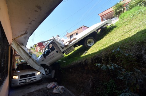 Al decir de los trabajadores,  la unidad salió de control cuando ellos bajaban algunos materiales. Por desgracia y aunado a la pésimas condiciones de la calle, ésta se precipitó hacia abajo contra una camioneta Toyota RAV4 que se encontraba estacionada en la parte baja de esta calle.