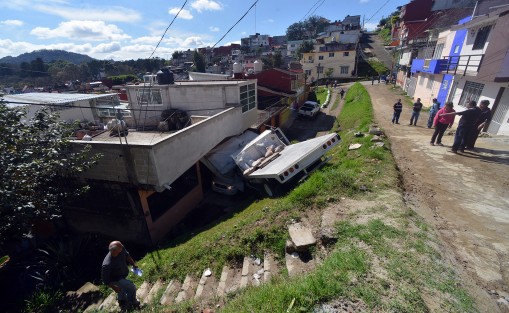 Daños por más de 100 mil pesos dejó un accidente donde un camión materialista se quedó sin freno en una pendiente de la colonia Virginia Cordero, impactando una camioneta que se encontraba estacionada y una casa. 