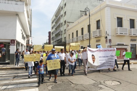 Familiares y amigos de Julio César Hermida Viñas, marcharon por la avenida Independencia de la ciudad de Veracruz, para exigir a la fiscalía del Estado, el regreso de esta persona no localizable desde el 3 de febrero.
