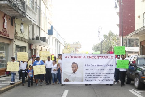 Julio César Hermida Viñas desapareció en compañía de una mujer originaria de la CDMX y un matrimonio de Paso del Macho, Ver.; el auto en que viajaban fue localizado en calles de esta ciudad hace tres días, pero de ellos nada se sabe. 