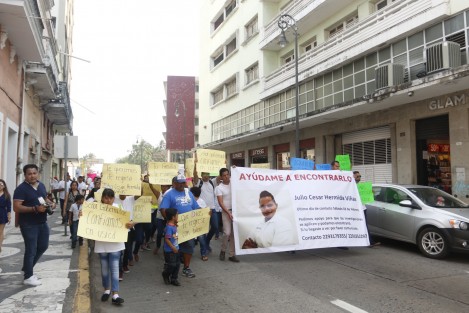 Familiares y amigos de Julio César Hermida Viñas, marcharon por la avenida Independencia de la ciudad de Veracruz, para exigir a la fiscalía del Estado, el regreso de esta persona no localizable desde el 3 de febrero. Julio César Hermida Viñas desapareció en compañía de una mujer originaria de la CDMX y un matrimonio de Paso del Macho, Ver.; el auto en que viajaban fue localizado en calles de esta ciudad hace tres días, pero de ellos nada se sabe.  