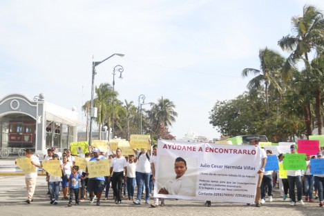 Familiares y amigos de Julio César Hermida Viñas, marcharon por la avenida Independencia de la ciudad de Veracruz, para exigir a la fiscalía del Estado, el regreso de esta persona no localizable desde el 3 de febrero. 