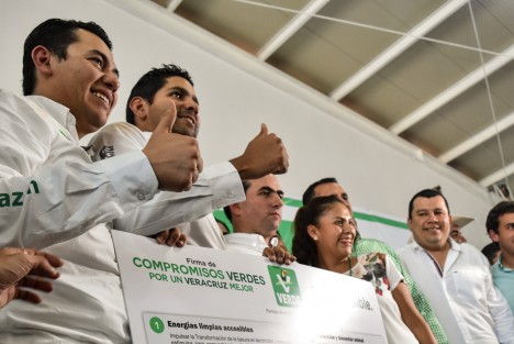 Al concluir su precampaña, Pepe Yunes realizó la firma de Compromisos Verdes del PVEM, en donde se comprometió a terminar con una administración que no ha podido atender las necesidades de los veracruzanos.  