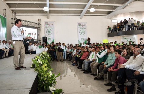 Al concluir su precampaña, Pepe Yunes realizó la firma de Compromisos Verdes del PVEM, en donde se comprometió a terminar con una administración que no ha podido atender las necesidades de los veracruzanos.  