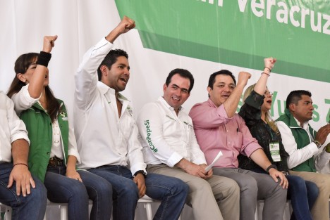 Al concluir su precampaña, Pepe Yunes realizó la firma de Compromisos Verdes del PVEM, en donde se comprometió a terminar con una administración que no ha podido atender las necesidades de los veracruzanos.  