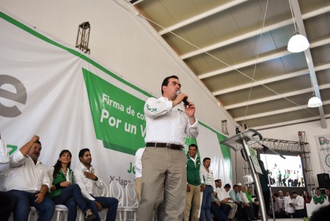 Al concluir su precampaña, Pepe Yunes realizó la firma de Compromisos Verdes del PVEM, en donde se comprometió a terminar con una administración que no ha podido atender las necesidades de los veracruzanos. 