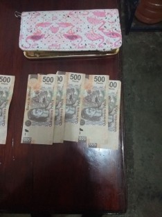 Tres personas fueron aseguradas en la Zona Arqueológica el Tajín, en posesión de varios billetes de $500.00 falsos entre sus pertenencias, luego de que fueran denunciados  por un grupo de locatarios que venden artesanías y ropa en la citada Zona. 