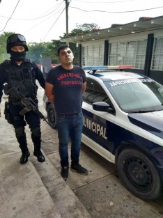 Tres personas fueron aseguradas en la Zona Arqueológica el Tajín, en posesión de varios billetes de $500.00 falsos entre sus pertenencias, luego de que fueran denunciados por un grupo de locatarios que venden artesanías y ropa en la citada Zona. 