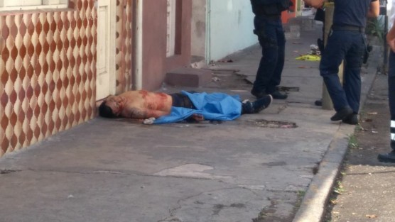 Un muchacho de 23 años fue asesinado en la ciudad de Veracruz, de varias cuchilladas, presuntamente tras participar en un riña donde se vieron involucrados varios individuos.