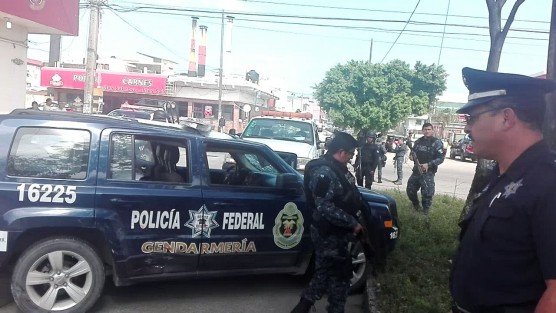 La mañana de este domingo una patrulla de la gendarmería nacional, chocó contra un taxi en calles de la colonia Centro de Coatzacoalcos, 4 personas resultaron lesionadas.