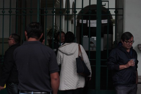 Debido a que el Ayuntamiento de Xalapa no mantiene convenio con medios, numerosos ciudadanos acudieron en vano al Palacio Municipal para realizar algún trámite este lunes, llevándose la desagradable sorpresa de que no trabajaron. Parece que al igual que la administración estatal, malentienden el trabajo de medios objetivos. No todo son pasquines.