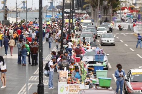 Se incrementa el ambulantaje en las zonas turísticas de la ciudad. Espacios, como el paseo Comodoro Manuel Azueta, se encuentra lleno de vendedores que aseguran contar con permisos provisionales por temporada de Carnaval. 