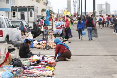 Se incrementa el ambulantaje en las zonas turísticas de la ciudad. Espacios, como el paseo Comodoro Manuel Azueta, se encuentra lleno de vendedores que aseguran contar con permisos provisionales por temporada de Carnaval. 